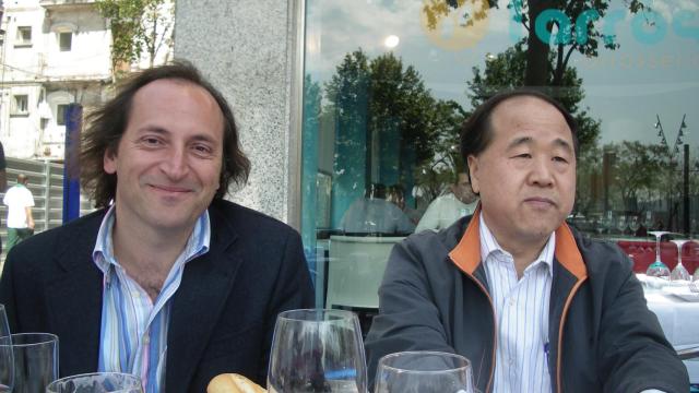 Ángel Fermoselle junto a Mo Yan, el día del famoso arroz caldoso.