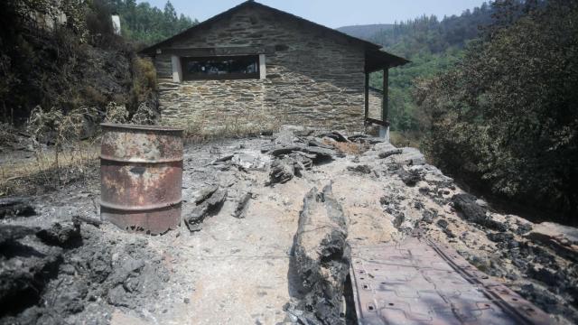 Una vivienda calcinada afectada por el fuego de Folgoso do Courel en la aldea de Río de Bois.