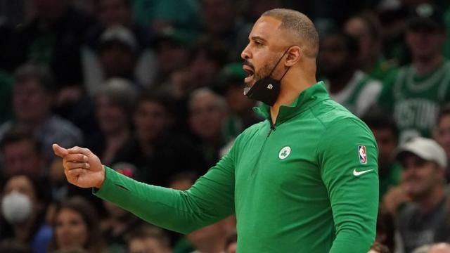 Ime Udoka, dirigiendo durante un partido de los Boston Celtics