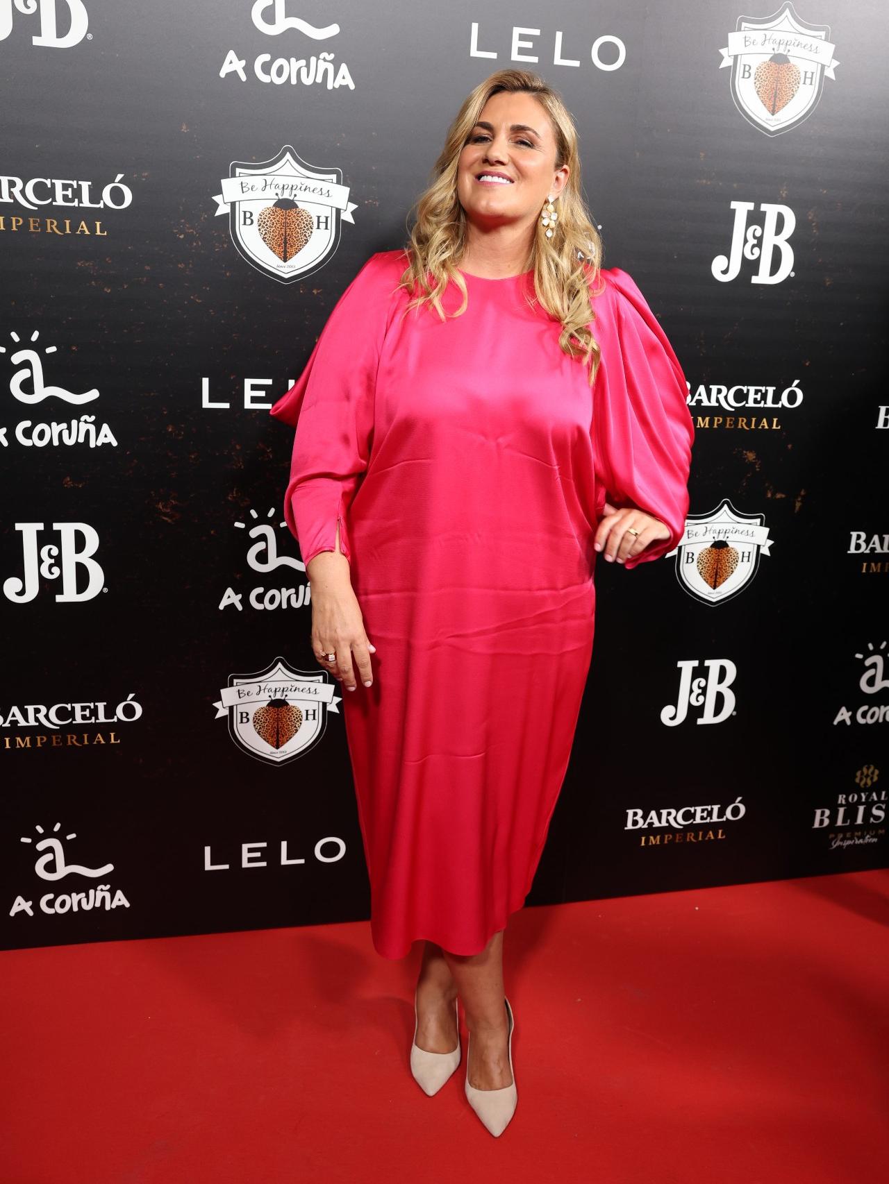 Carlota Corredera con un vestido fucsia.