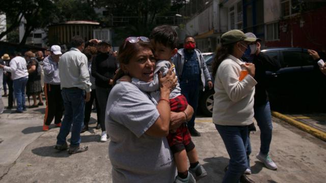 Un grupo de personas en la calle tras el terremoto de este lunes en México.
