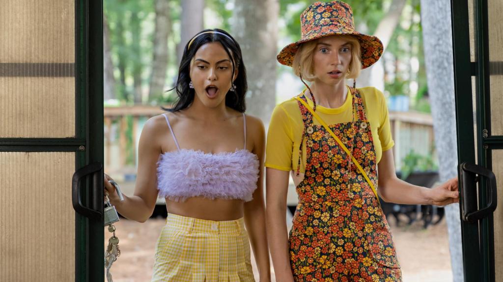 Camila Mendes y Maya Hawke en 'Revancha ya'.