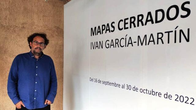 Iván García-Martín junto al anuncio de la exposición.