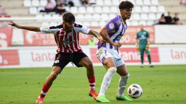 Arroyo disputa un balón con un jugador del Zamora CF.