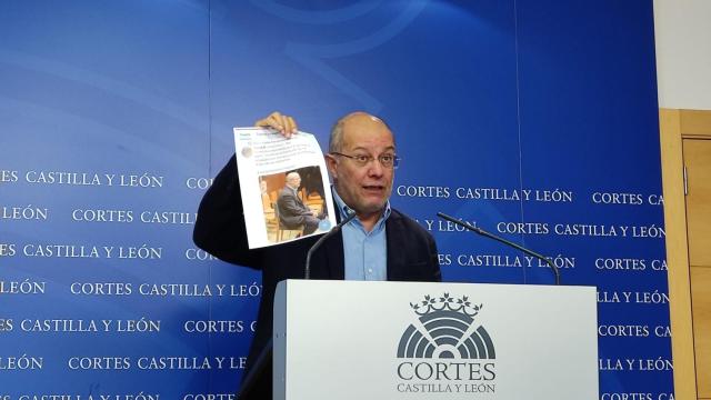 El procurador Francisco Igea durante su rueda de prensa en las Cortes