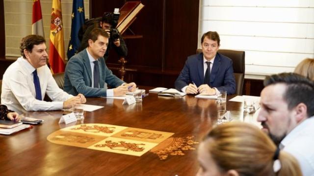 Mañueco en una reunión con representantes sindicales