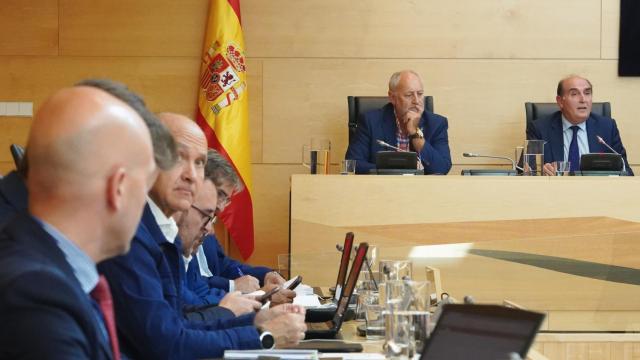 El portavoz de Vox, Carlos Menéndez, observa al Procurador del Común, Tomás Quintana, este jueves en las Cortes.