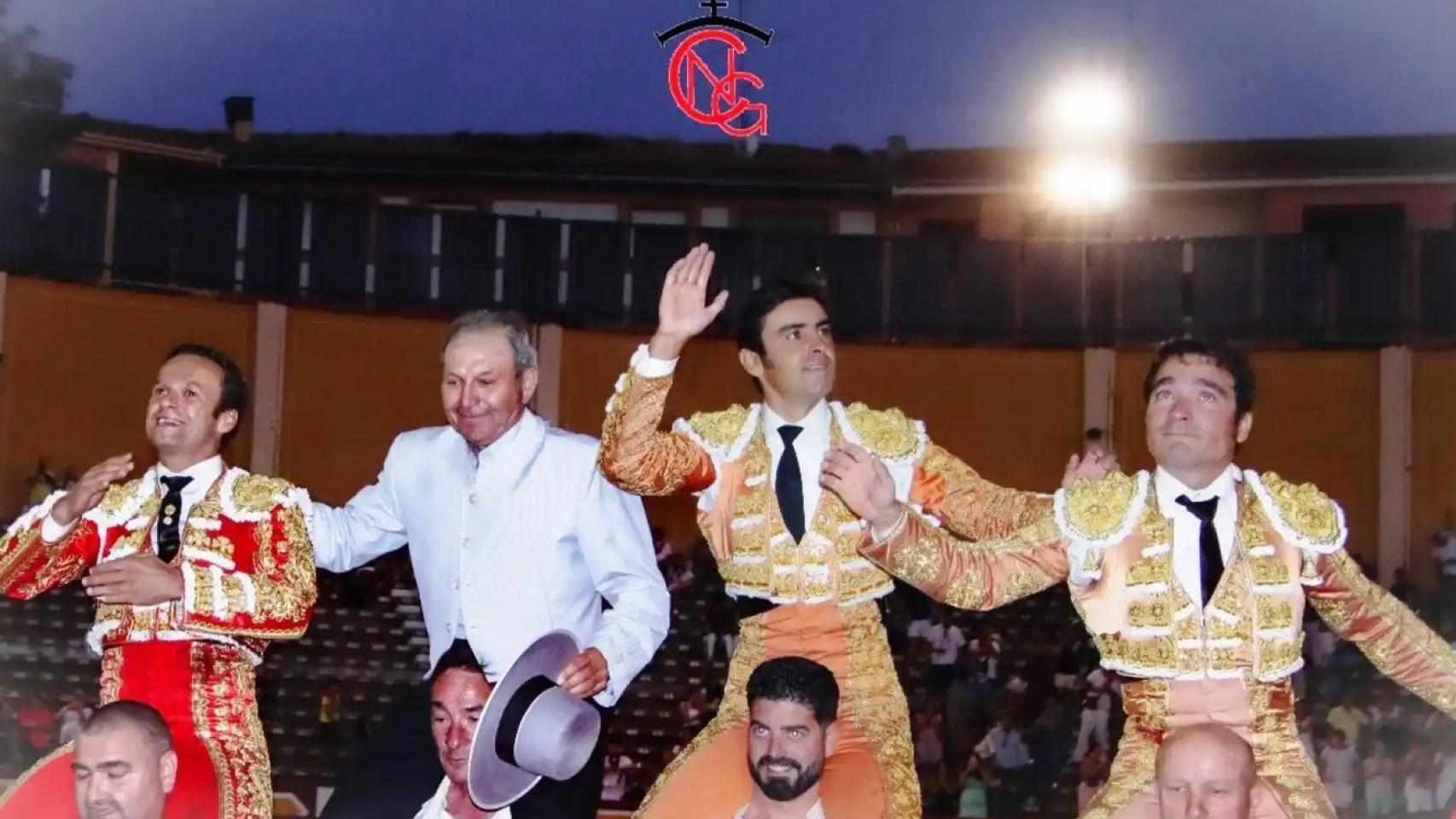 Los tres toreros y el mayoral, a hombros en el cierre de la feria de Cuéllar
