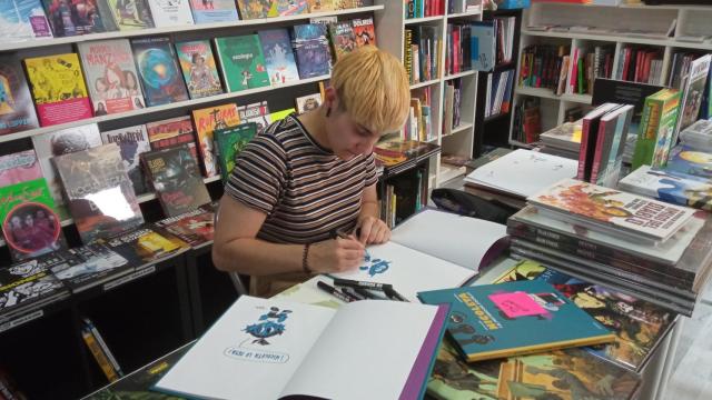 Rut Pedreño Criado en la firma de uno de sus cómics anteriores.