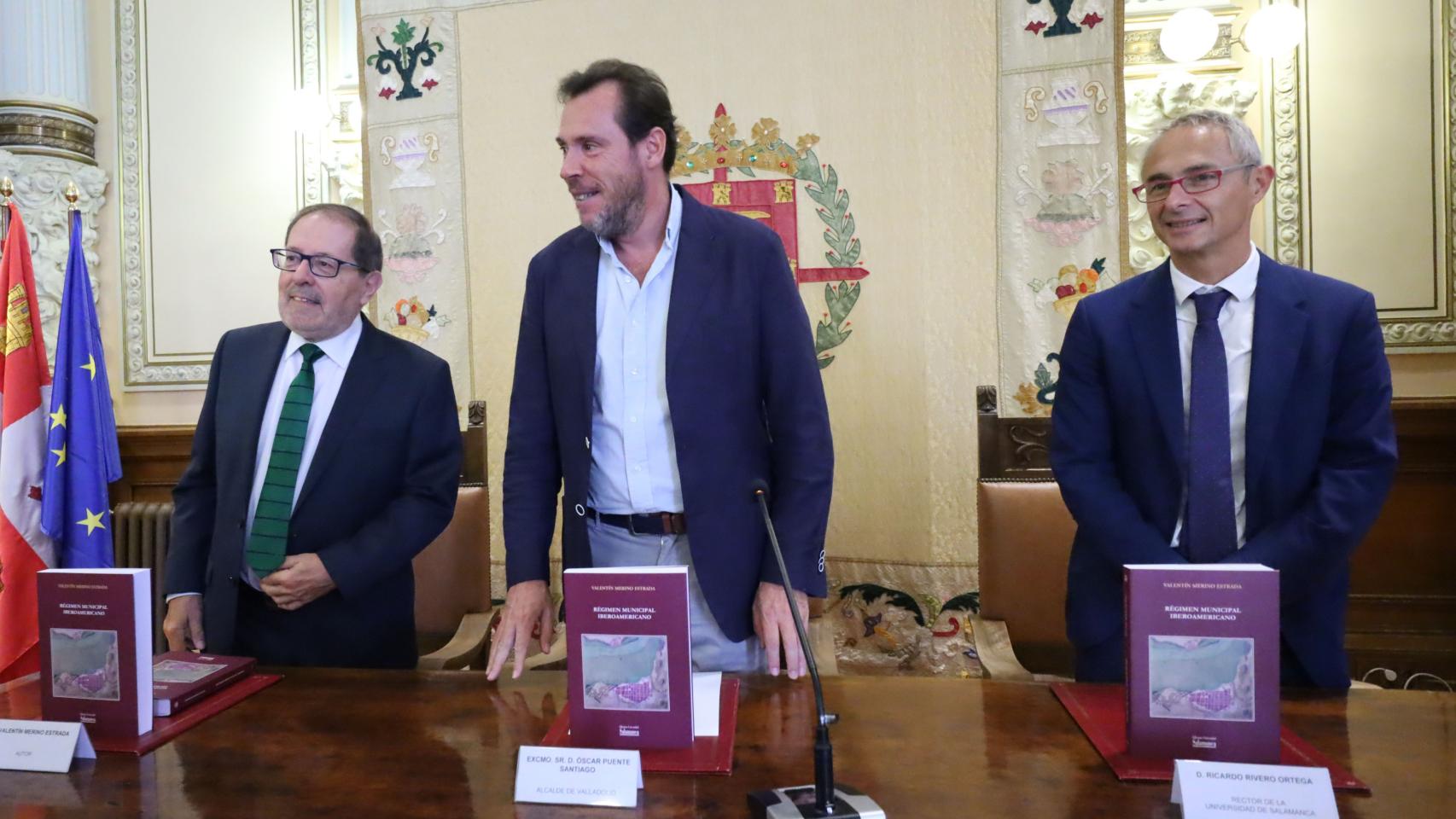 El secretario general del Ayuntamiento de Valladolid, Valentín Merino Estrada, con el alcalde, Óscar Puente, y el rector de la Universidad de Salamanca, Ricardo Rivero Ortega en la presentación del libro 'Régimen Municipal Iberoamericano'