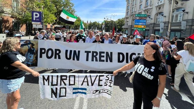 Carmen Riolobos y Vicente Tirado en la manifestación del pasado 8 de septiembre frente al Congreso para reclamar un tren digno.