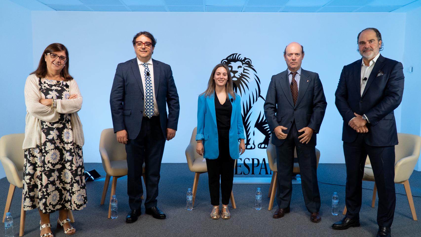 Regina Leal, directora gerente del servicio de salud de Castilla-La Mancha; José María Vergeles, vicepresidente segundo y consejero de Sanidad y Políticas sociales de la Junta de Extremadura; Mercedes Rivera, redactora de sanidad de EL ESPAÑOL-Invertia; Jesús García-Cruces, viceconsejero de asistencia sanitaria, planificación y resultados en salud de Castilla y León; y Roberto Úrbez, director general de Bristol Myers Squibb.