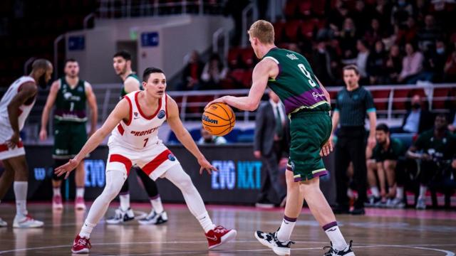 Alberto Díaz ordenando el juego ante el Prometey (Ucrania)