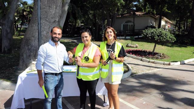 El concejal de Marbella Enrique Rodríguez, en la mesa informativa.