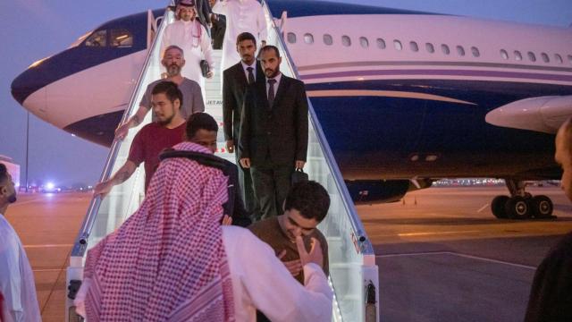 Llega a Riad un avión que transportaba a 10 prisioneros de guerra tras los exitosos esfuerzos de mediación del príncipe heredero de Arabia Saudita, Mohammed bin Salman,