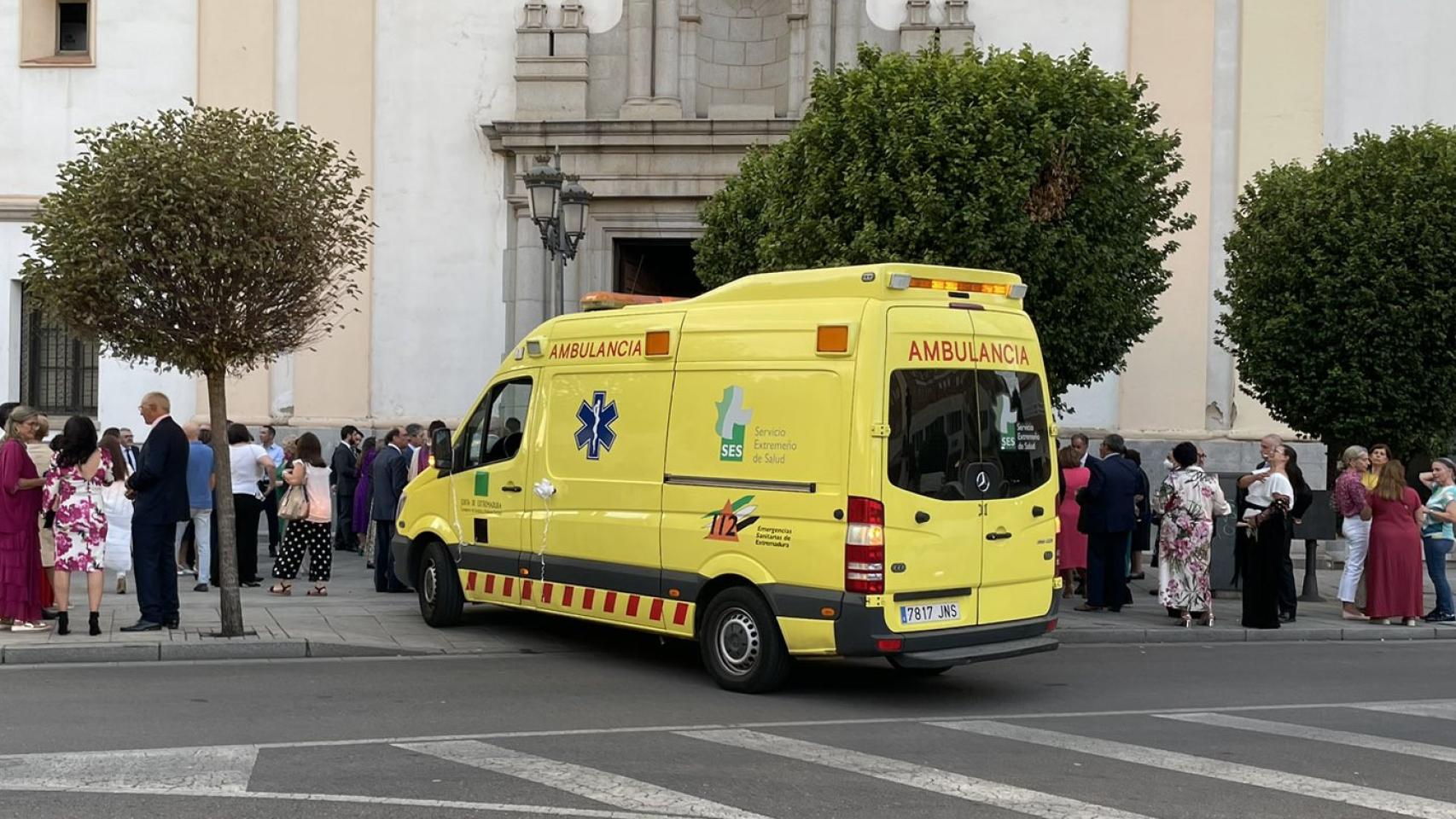 La ambulancia a la puerta de la iglesia en Badajoz.