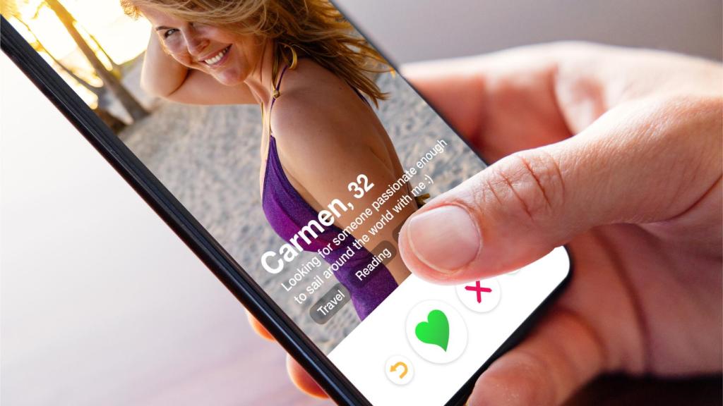 Un hombre mira perfiles de mujeres en Tinder.