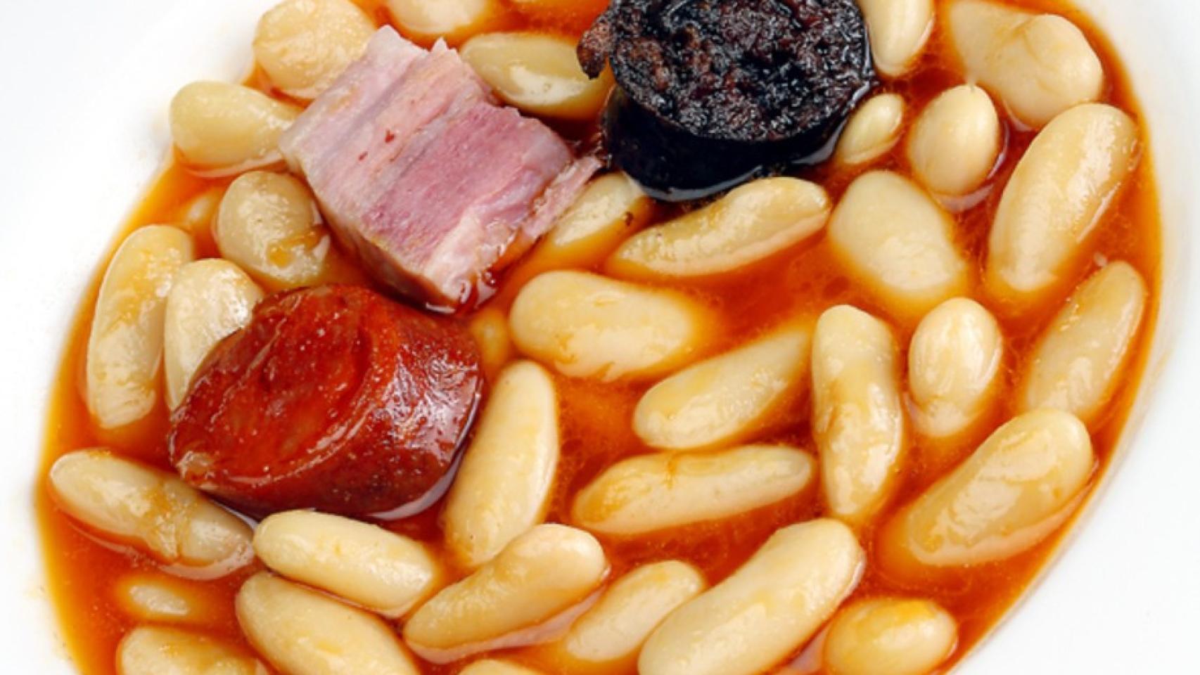 Un plato de fabada listo para ser devorado.