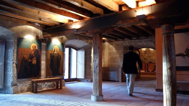 Un hombre atraviesa el hall de un hotel en Salamanca