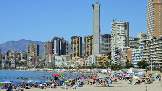 Hosbec pide a los socialistas en Les Corts que paralicen la tramitación de la ley de tasa turística. En la imagen, la popular playa de Benidorm.