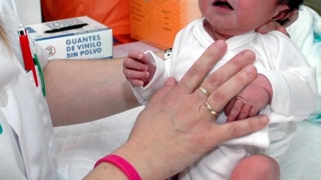 Una matrona con un bebé recién nacido.