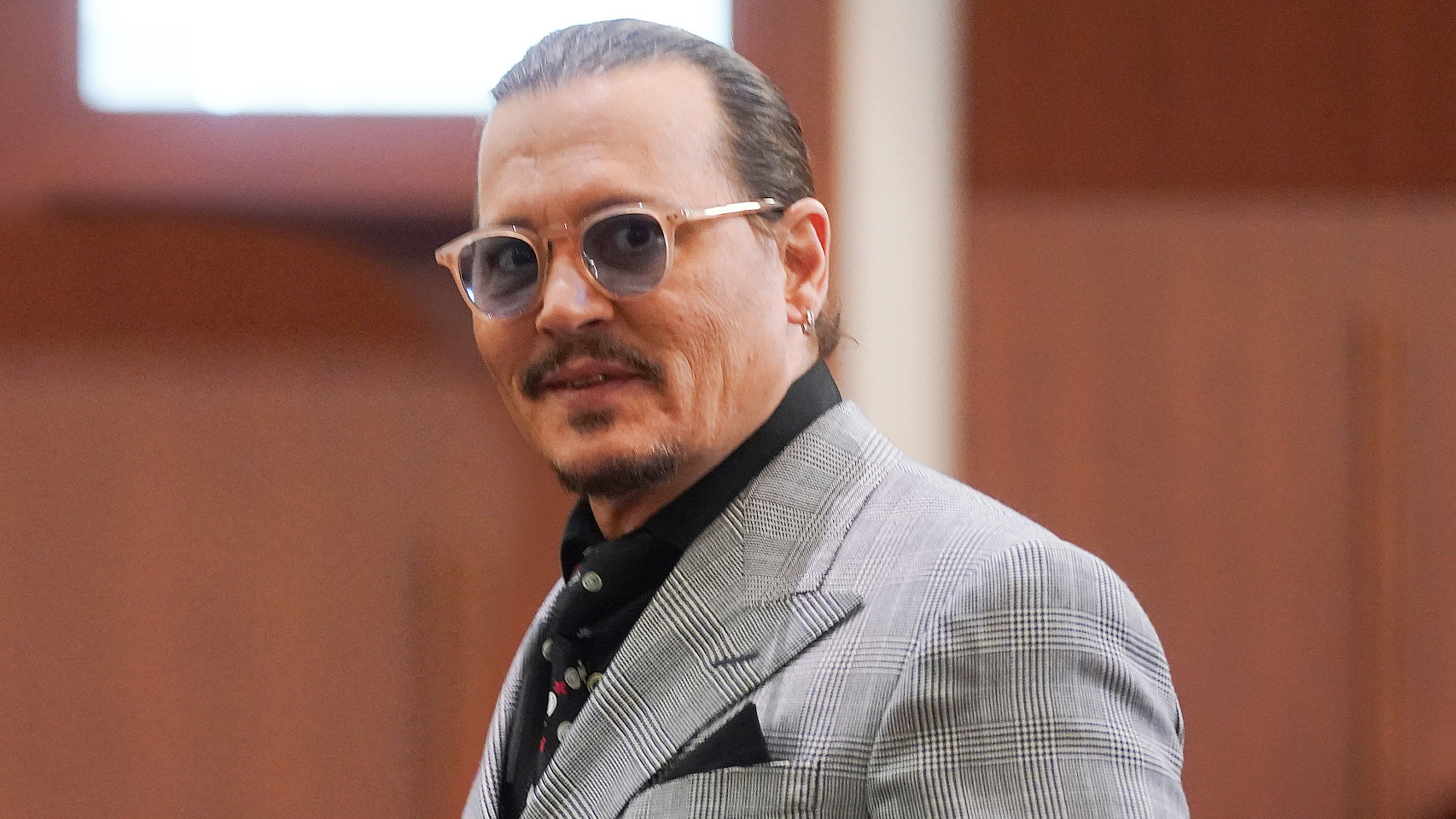 Johnny Depp sale con una de las letradas de su equipo legal.