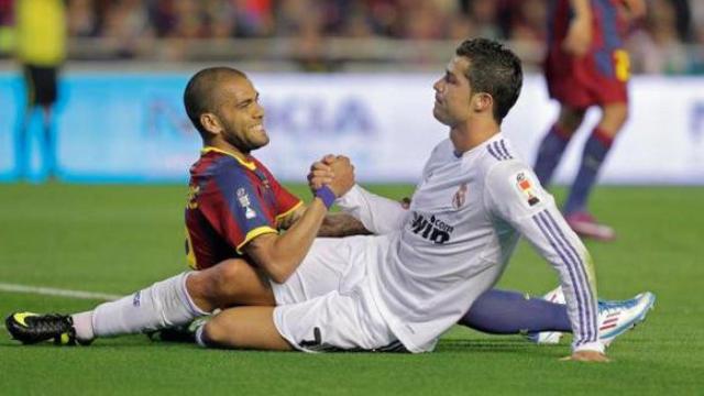 Dani Alves y Cristiano Ronaldo se saludan en un Clásico