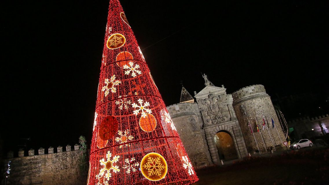 Iluminación de Navidad 2021 en Toledo. Foto: Twitter @milagrostolon.