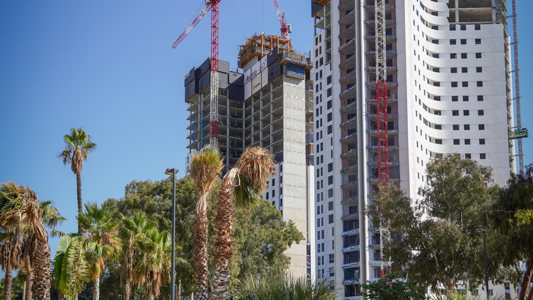 Fotos de las torres de 30 plantas que se construyen en el barrio de Martiricos, en Málaga.