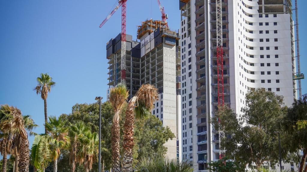 Fotos de las torres de 30 plantas que se construyen en el barrio de Martiricos, en Málaga.