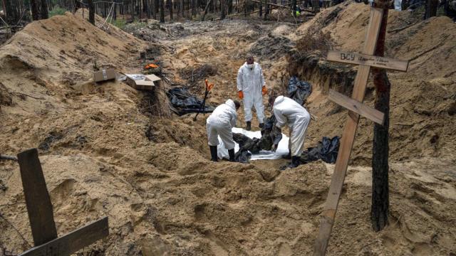 Fosa común en Ucrania con decenas de cadáveres.