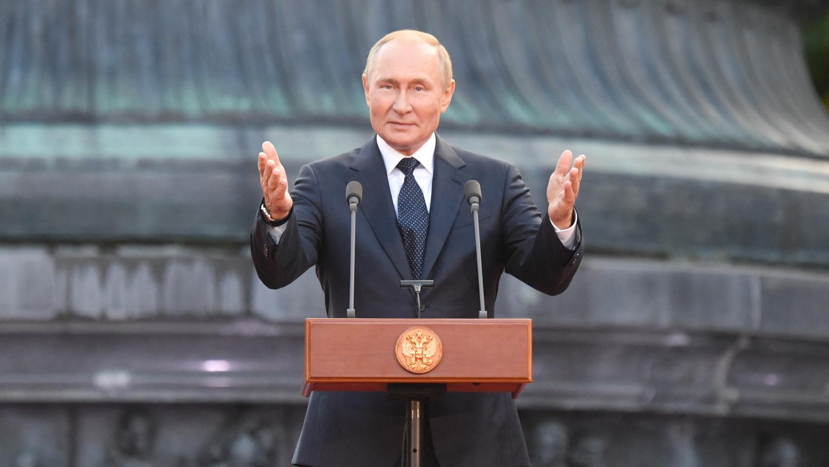 Vladímir Putin da un discurso en Veliky Novgorod, con motivo del 1.160 aniversario del Estado ruso.