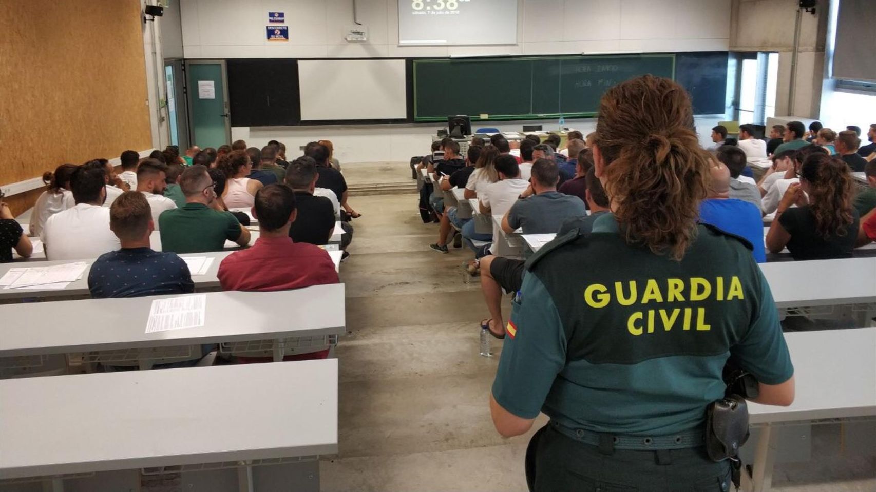 Varios opositores participan en una prueba de acceso de la Guardia Civil en 2018.