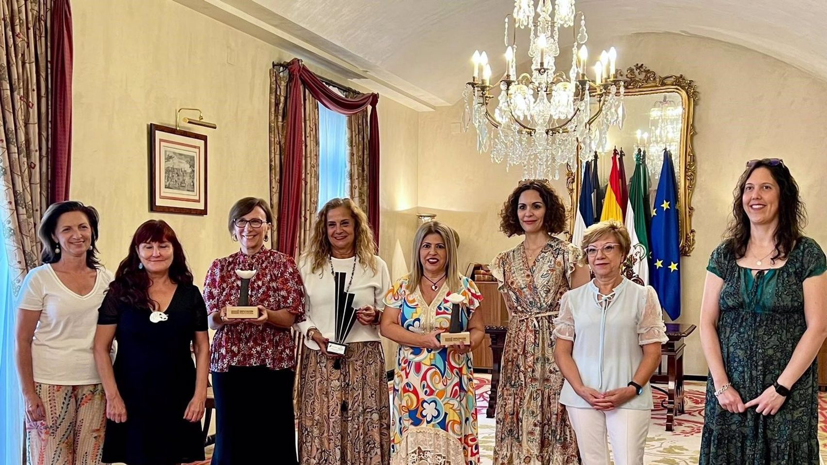 La presidenta de la Diputación de Pontevedra, Carmela Silva, junto a los participantes en un congreso sobre feminismo en Cádiz.