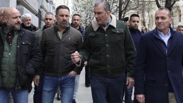 Santiago Abascal, Javier Ortega Smith y Tomás Fernández (a la derecha de la imagen).