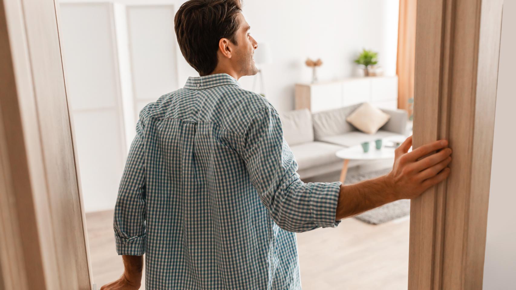 Imagen de archivo de un hombre en el interior de una vivienda.
