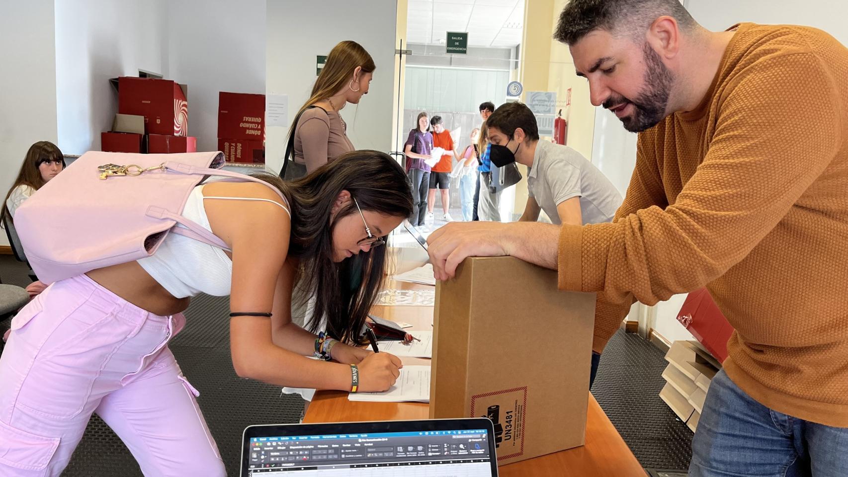 Una alumna recibiendo el Apple MacBook Air gratis de la UPSA