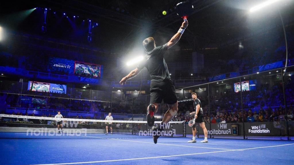 Fernando Belasteguín ejecuta un remate en un partido de pádel