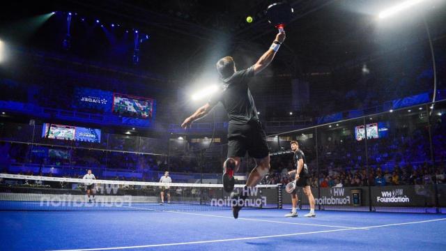 Fernando Belasteguín ejecuta un remate en un partido de pádel