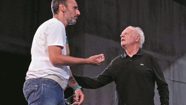 Juan Echanove da instrucciones a César San Martín durante un ensayo de 'Pan y toros'. Foto: Javier del Real:
