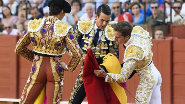 'Calerito' toma la alternativa en Sevilla a manos de Manzanares y Roca Rey.