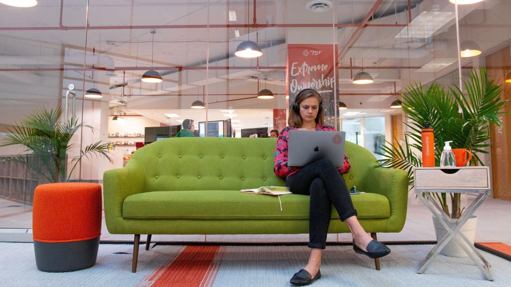 Una chica trabaja con su ordenador portátil en un 'coworking'.