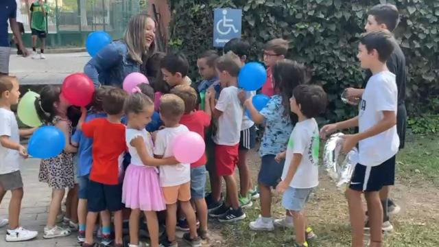 La sorpresa de los niños y padres a la seño Jade.