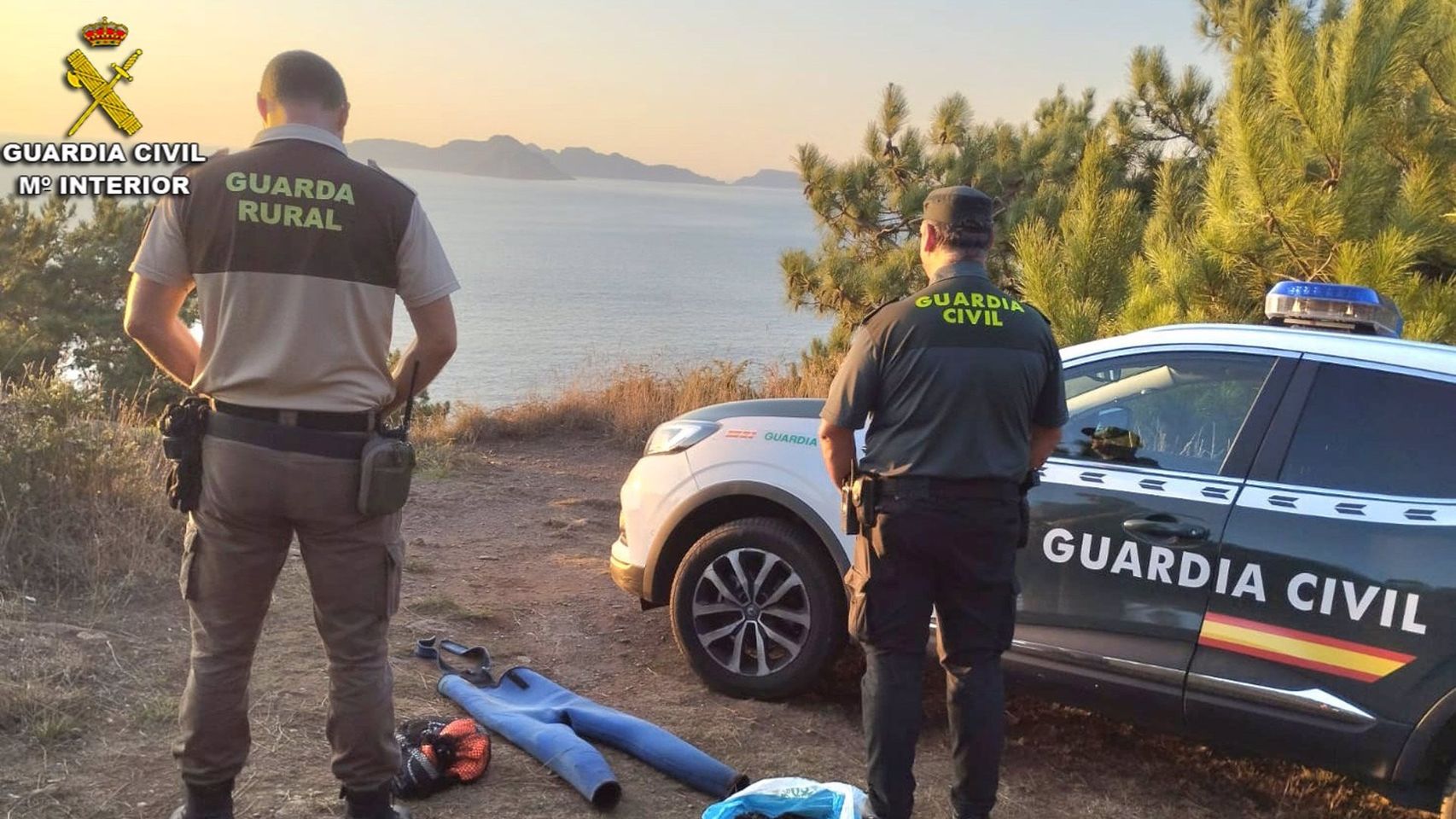 Los agentes encontraron un neopreno y utensilios para la pesca de percebes.