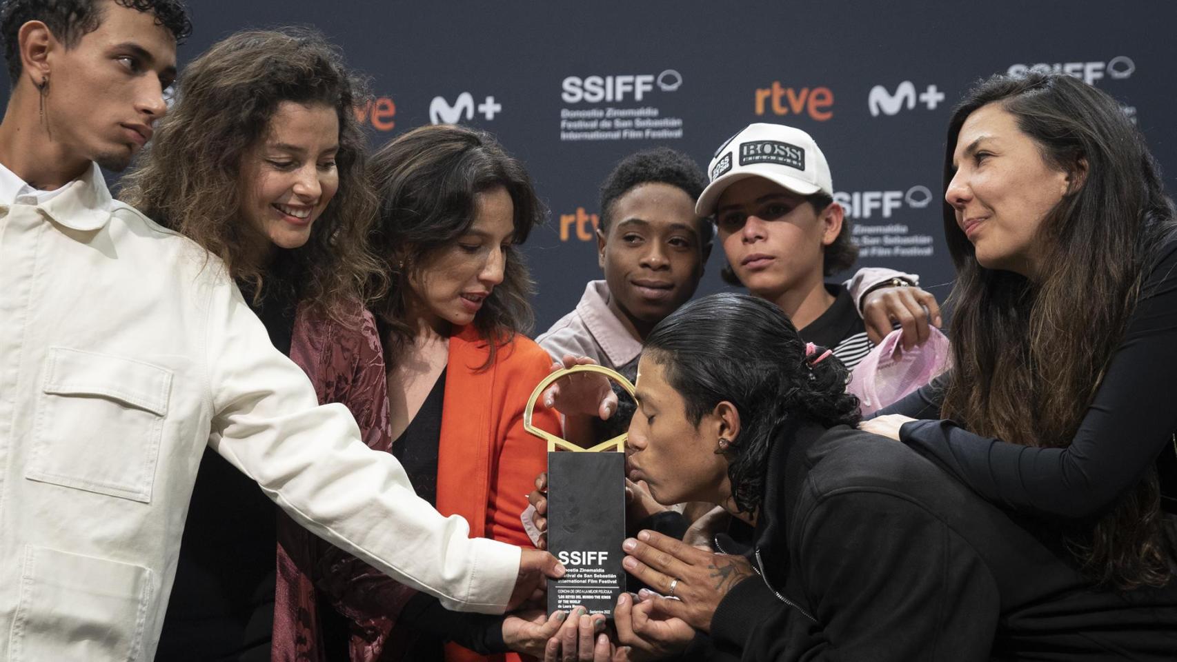 La realizadora colombiana Laura Mora (d) posa junto al equipo de Los reyes del mundo con La Concha de Oro a la mejor película durante la rueda de prensa tras la gala de clausura de la 70 edición del Festival de Cine de San Sebastián. Foto: EFE/Javier Etxezarreta