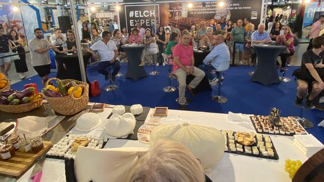 El expositor de Alicante ciudad en Alicante Gastronómica, lleno de gente.