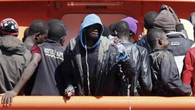 Migrantes rescatados por Salvamento Marítimo, en imagen de archivo.