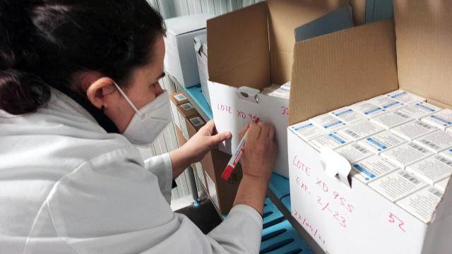 Personal sanitario clasificando vacunas, en imagen de archivo.