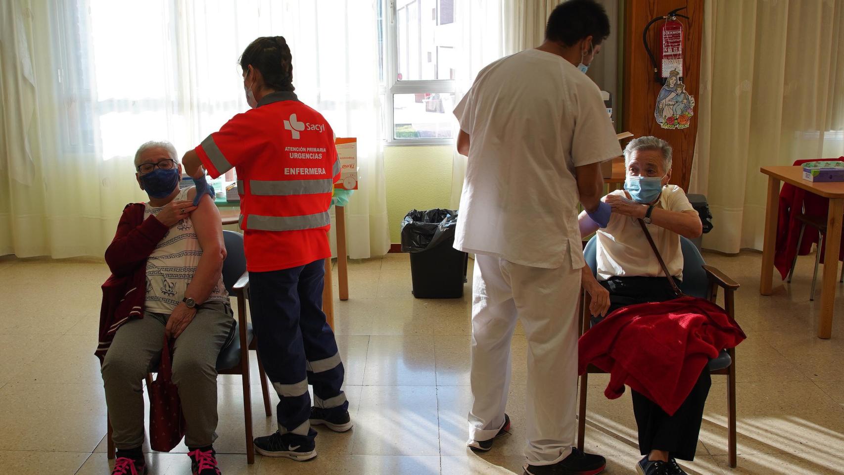 Imagen del inicio de la administración de la tercera dosis de la vacuna contra la COVID en las residencias de Castilla y León.