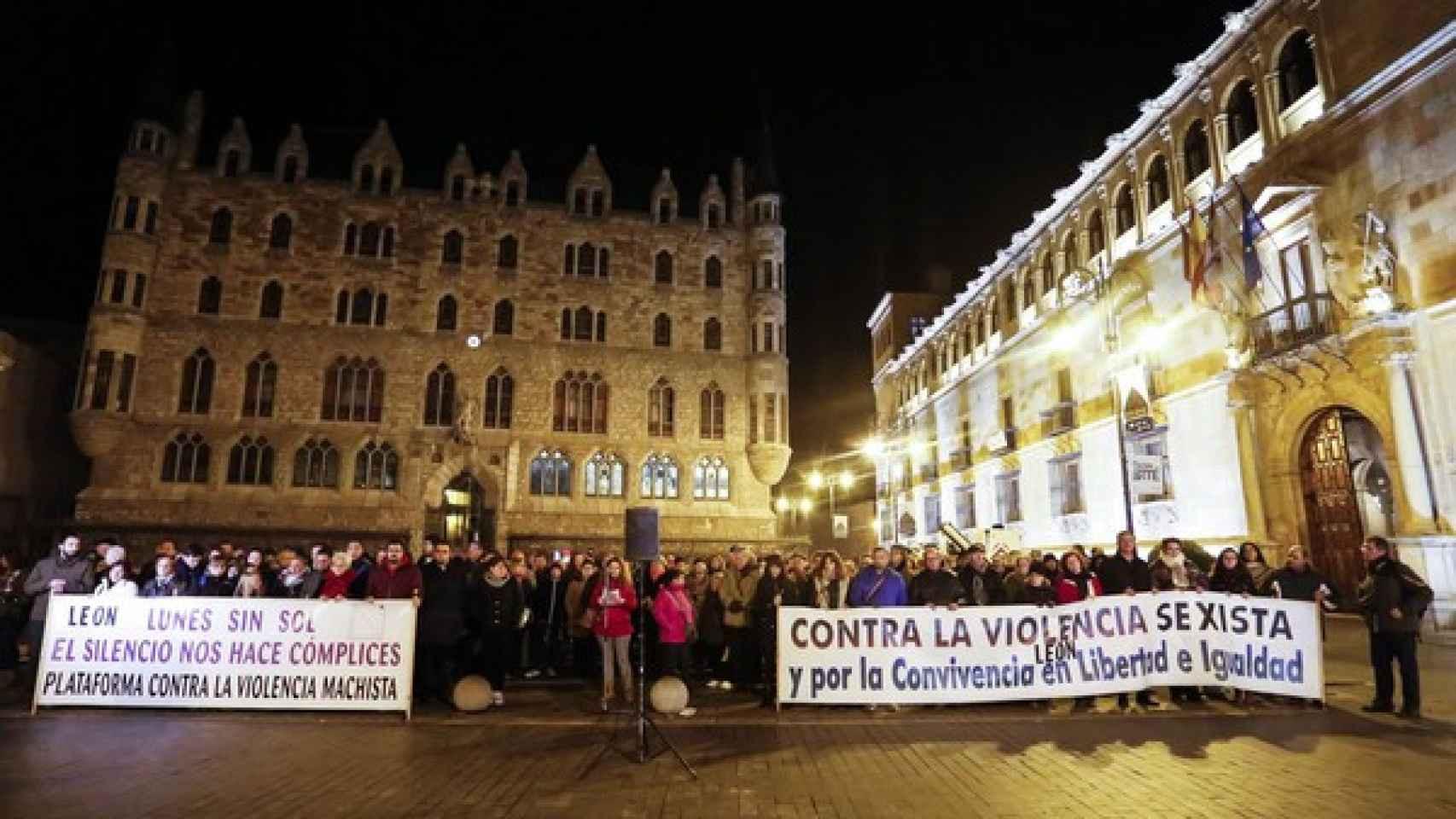 Imagen de archivo de una concentración de la plataforma contra la violencia machista de León.